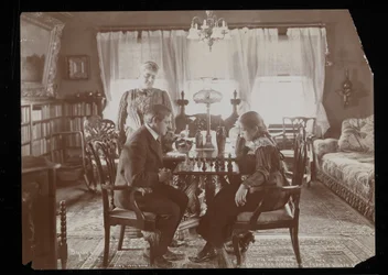 Francis Wilson und seine Tochter spielen Schach im Speisesaal ihrer Residenz in New Rochelle, New York